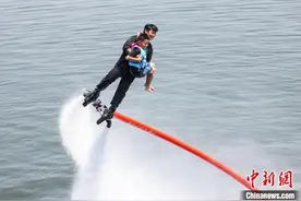 山西太原：汾河上演“水上飞人”精彩纷呈图片