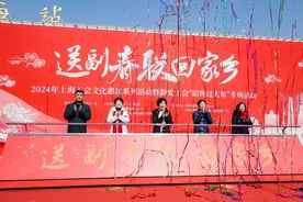 把春联带回家！工会“娘家人”温暖铁路上海站回乡旅客图片