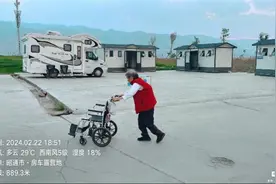 重庆两兄弟带着妻子和百岁母亲自驾游：五位老人每年都出来，去哪里全看“天”图片