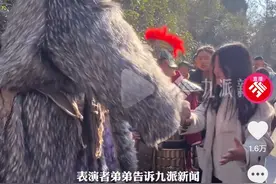 万岁山景区回应“巨人演员与游客互动”，医生：巨人症如治疗得当，除身高外与常人无异图片