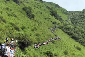 九鼎山徒步现场堪比“蚂蚁搬家”！茂县警方：几乎每天都有人报警求助，务必量力而行图片