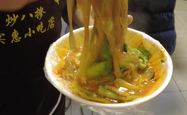 炒八掺爆火两个月后	，夫妻店主决定搬迁12年老店：天冷了，想多支个火，目前80%仍是新客	，号不够用