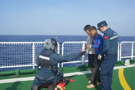 海空接力！海上患病渔民顺利获救图片