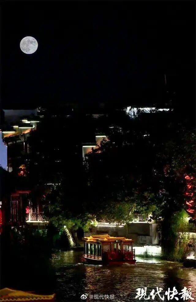 双节同庆，一见倾“秦”丨中秋赏月，“浸”在秦淮~