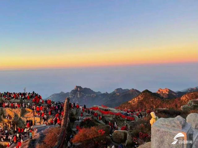 组图丨守得云开见日升 雨后泰山美出天际