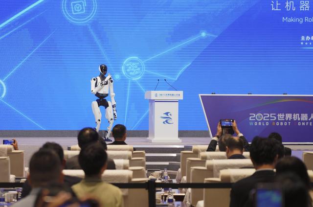 新华全媒+｜2025世界机器人大会在北京开幕
