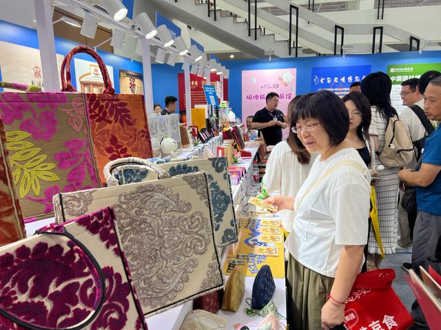 北京日报社区小板报 | 全球280支机器人战队“智竞”冰丝带