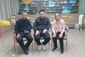 山东男子患癌急需亲生父母血液救命后续：他赶到四川绵阳认亲，与亲生父母相拥痛哭图片