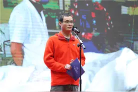 8年前被烧伤的救火英雄，回到医院讲述为何坚持做公益图片