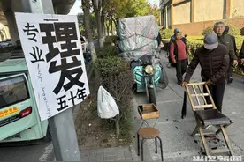 赞！老有所为，青岛70岁大爷为市民理发51年图片