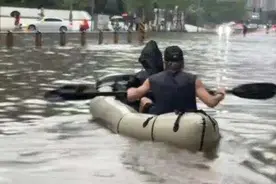 成都暴雨多条道路出现积水，一小伙划船上街，本人回应：两年前花3000多元买的图片