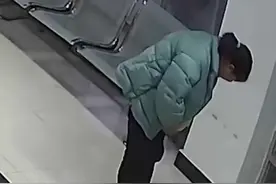 孕妇鞋带散开，无法弯腰系，值班辅警主动上前帮忙。细心的举动好让人感动，点赞！@襄阳公安图片