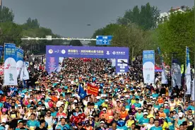 环湖马拉松，大美峡山行！潍坊银行·2025环峡山湖马拉松鸣枪开赛图片