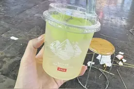 “微醺经济”走俏 便利店成年轻人的“自助小酒馆” 十几元调出一杯“小甜酒”图片