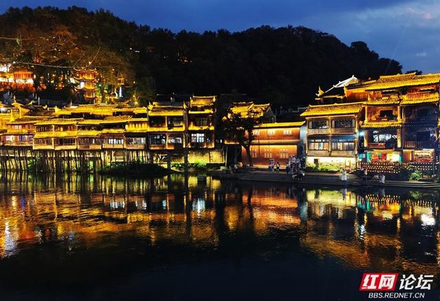 秋游时刻丨凤凰夜色美：泛舟沱江，沉醉古意浪漫
