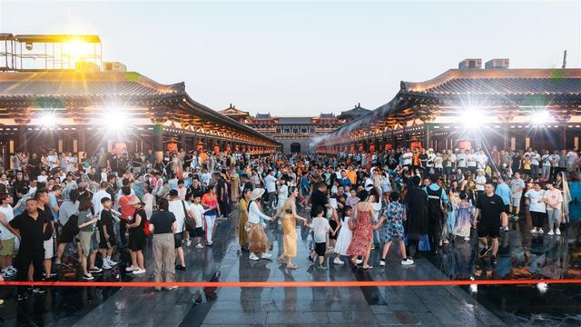 文旅大V探访夜游标杆唐城，国风电音泼水节引爆万人狂欢