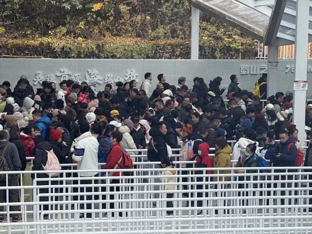 游客接待量同比增长394.36%！四川首个秋假激活海螺沟景区秋冬亲子游！