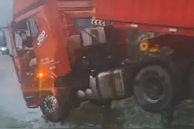 厦蓉高速贵州境内一桥梁垮塌致货车车头悬空，被困司机已获救图片