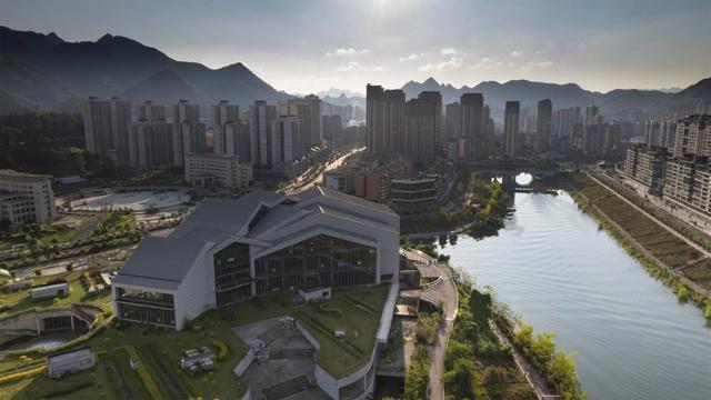 罗甸: 碧水映暖阳 湖城入画来