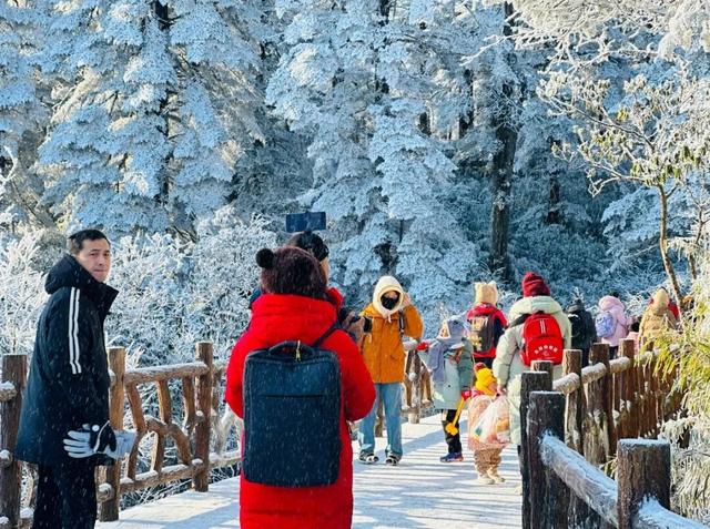 快@喜欢的人，一起去爬瓦屋山吧！