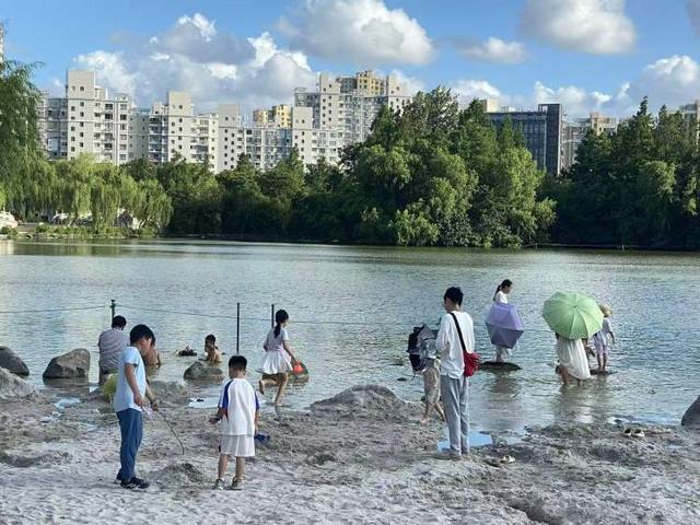 溯溪正流行，魔都也有都市版溯溪！从温室热带雨林的嬉水浅滩到Plus版白沙滩，玩出夏天的清凉感