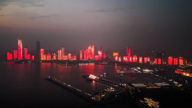 国庆假期，青岛浮山湾“大美中国”主题灯光秀全新点亮