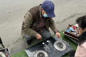 啥都能修！岛城街头藏着一位“万能大爷”图片