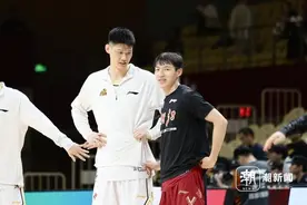 “浙江德比”各打半场好球，浙江稠州金租男篮主场胜浙江东阳光药图片