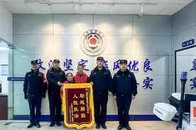 赞！高新城管为残障人士设置爱心摊位 获赠致谢锦旗图片