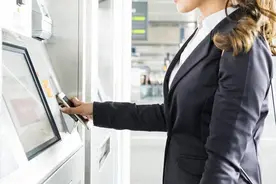 女儿所在银行禁止同事谈恋爱，爸爸吐槽“这都要干涉？”行业人士：有回避制度，出于防范风险考虑图片