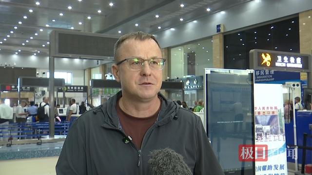 对俄免签首日实探边城珲春：持护照填卡“丝滑入境”，边检专配俄语翻译，数十辆大巴往返口岸和市区