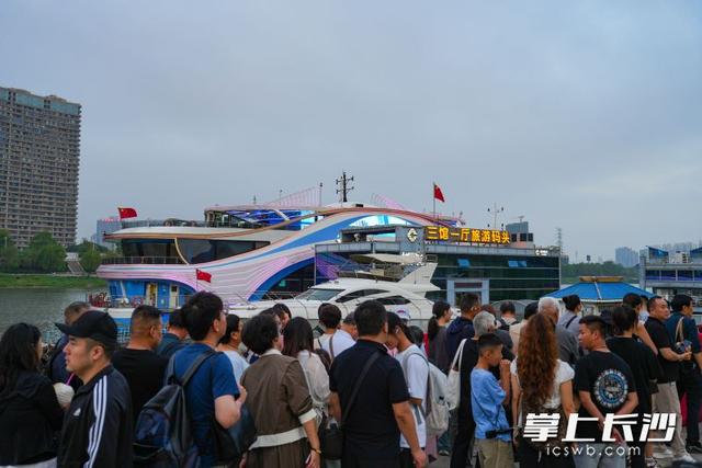 秋风送爽 夜游湘江 | 组图