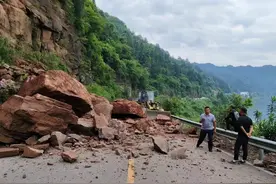 怀化沅陵境内一处山体滑坡致国道百余台车受阻，多部门3小时抢通图片