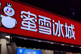 蜜雪冰城员工在水池洗脚？官方：系烫伤！目击者不认同图片