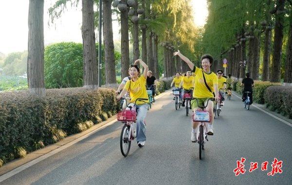骑遇东湖秋意来！50组体验官夜探东湖“水陆”秋日景