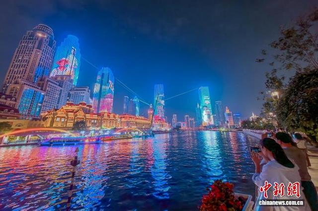 天津海河夜景灯光秀上新国庆主题