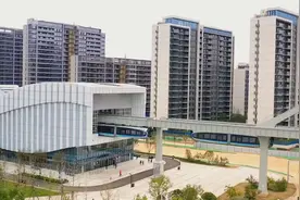 国内首条！无人驾驶的悬挂式空中轨道列车在武汉开通运营图片