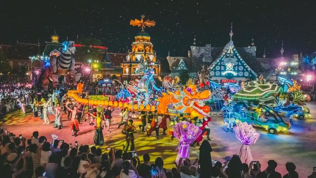让游客拐角遇到戏，上海海昌海洋公园打造“沪上最长节目单”