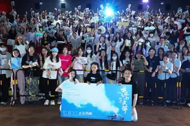 《云边有个小卖部》郑州路演 主创被投喂“胡辣汤”图片