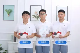 这也能一起？三胞胎兄弟“神同步”……图片