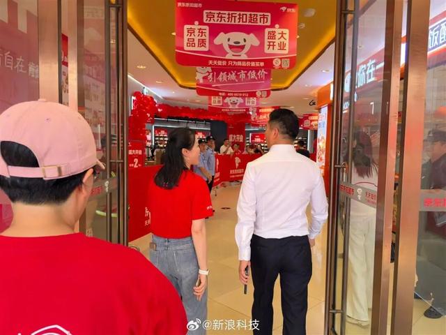 刘强东回江苏宿迁老家，逛京东折扣超市，凌晨现身大排档吃烧烤并与路人搂肩合影，或将现场观看“苏超”