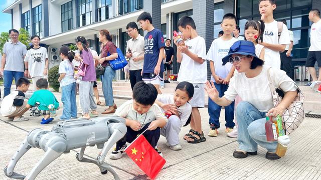 福建永定：旗卷金风山愈翠 客如潮涌水长清