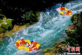 游客体验漂流蹦极 贵州景区“新户外”受青睐图片