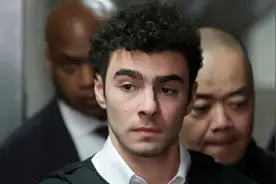 涉嫌杀美联保CEO的路易吉出席纽约听证会，律师称他被区别对待图片