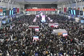2025中国年｜回家的路：凌晨的虹桥，候车大厅座无虚席图片