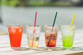 年轻人都爱“酒精+饮料”混着喝？医生提醒：可能伤脑！图片