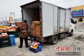 公主岭：春节临近 厢货司机送货忙图片