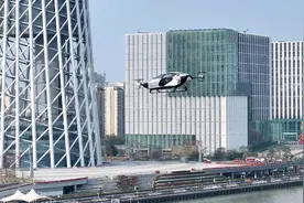 今天早上，一架小鹏汇天飞行汽车从广州上空飞过图片