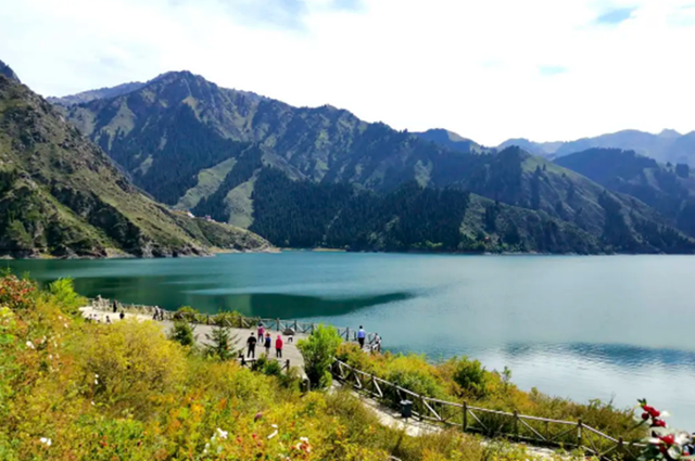 自驾4700公里只为赛里木湖！新疆旅游暑期再火爆，如何应对大流量挑战