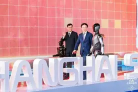 人形机器人首次走AI红毯，挥手致意还打了一套太极拳图片